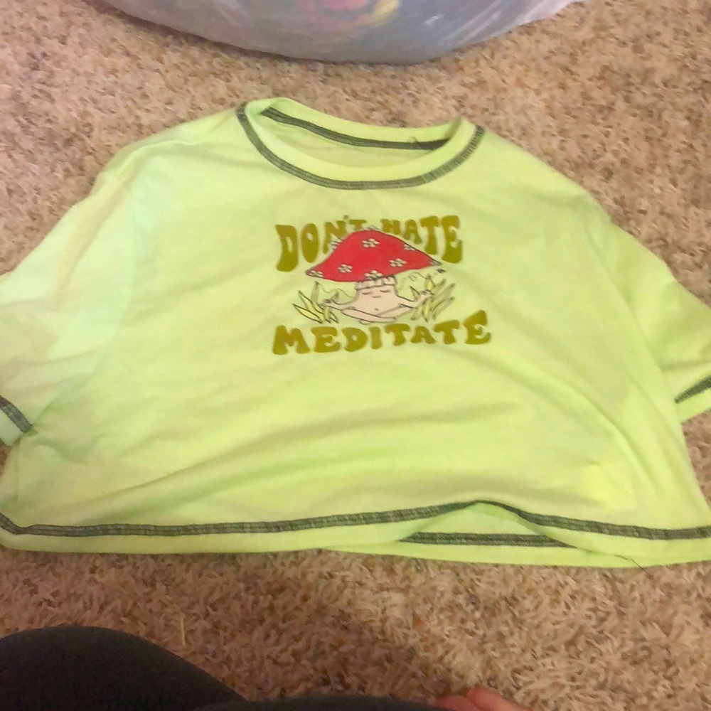 Good condition size small cropped tee pretty cute